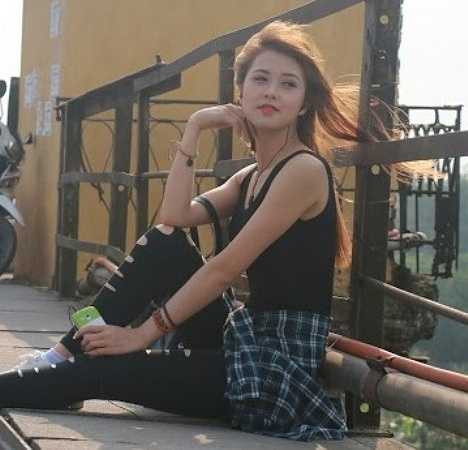 Huyền Giang hiện đang là sinh viên năm 2, lớp Quản Trị 5 - K8, Chuyên ngành Quản trị kinh doanh, Đại học Công Nghiệp Hà Nội.