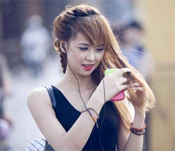 Cô từng đạt học sinh giỏi môn Vật lí lớp 8 và lớp 9.