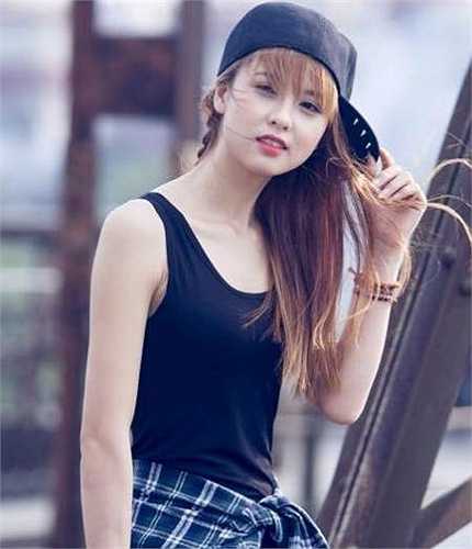 Huyền Giang cũng thường xuyên làm mẫu ảnh cho một số báo mạng.
