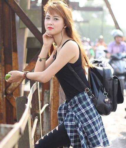 Hot girl này khoe vẻ đẹp ấn tượng, cá tính khi chụp ảnh trên cầu Long Biên.