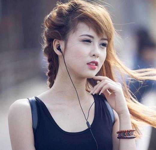 Huyền Giang đã thực hiện bộ hình ấn tượng này bên cây cầu lịch sử hơn 100 tuổi.