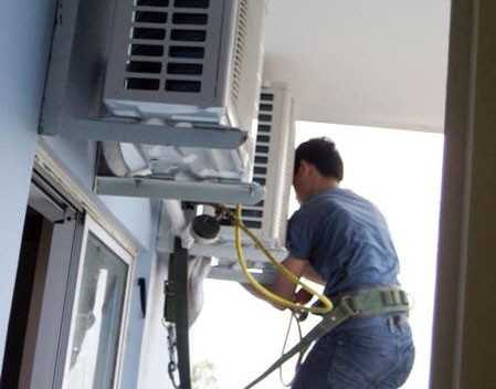 Thợ sửa điều hòa
