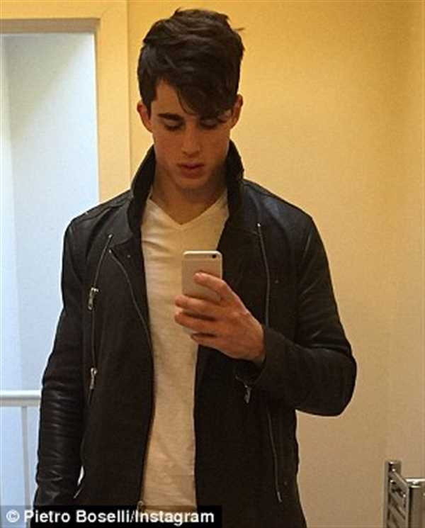 Thầy giáo kiêm người mẫu 