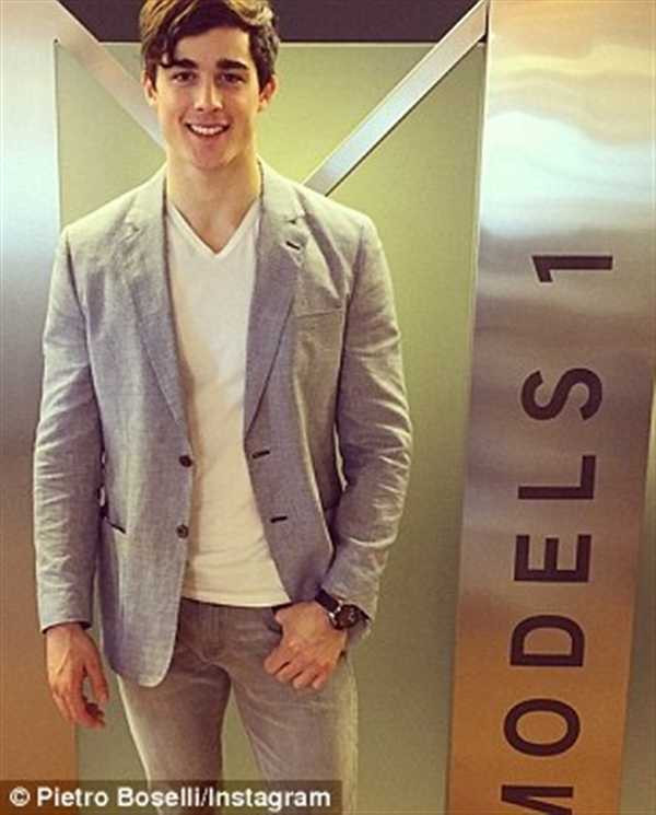 Thầy giáo kiêm người mẫu 