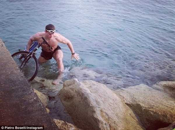 Người mẫu kiêm thầy giáo điển trai hút hồn dân mạng