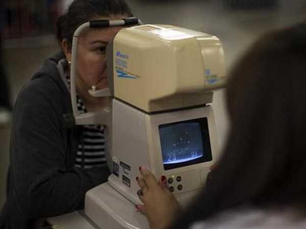 Kiểm tra nhãn áp cho một bệnh nhân