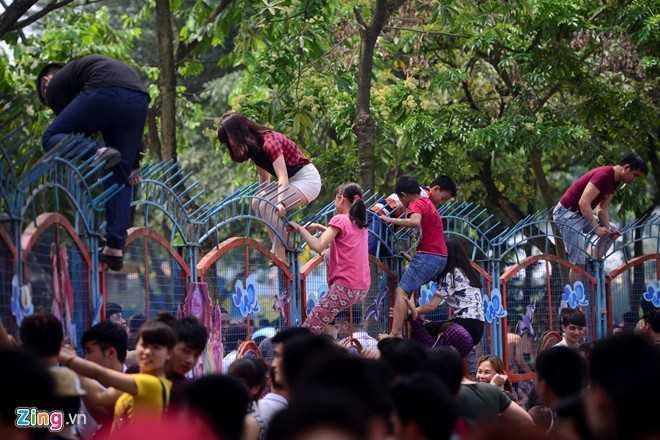 Thông tin 100 công an bảo vệ công viên nước Hồ Tây là sai sự thật?