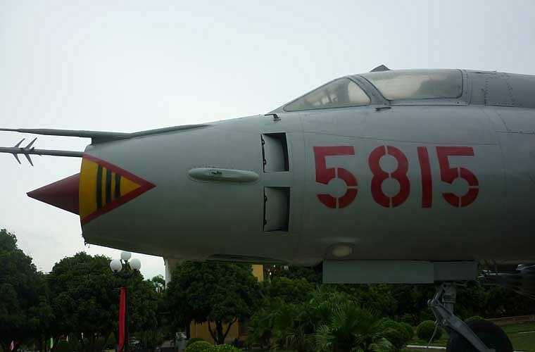 Ảnh máy bay Su-22M số hiệu 5815 của Trung đoàn 923 Yên Thế lần đầu bay ra Trường Sa, ngày 10/3/1988.