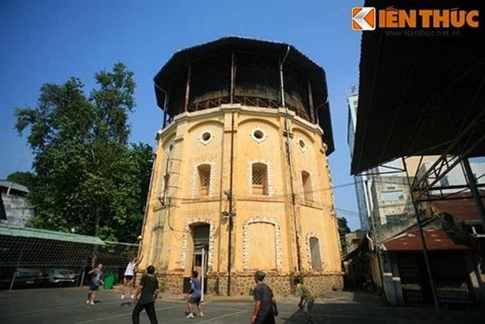 Tháp mang phong cách kiến trúc Pháp, được xây làm ba tầng, trong đó tầng 3 là nơi đặt bể nước.