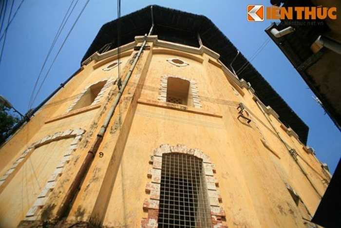 Thoạt nhìn, nhiều người sẽ lầm tưởng tháp có dạng đa giác đều giống như tháp nước Hàng Đậu của Hà Nội. 