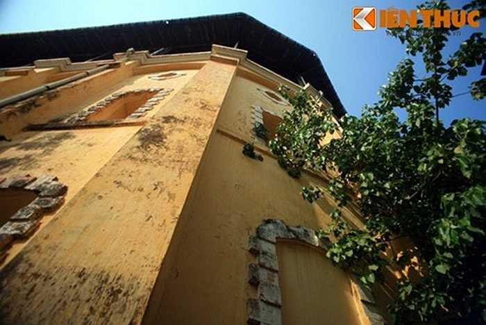 Trên thực tế thì tháp có hai mặt bên kéo dài, khiến mặt bằng tòa tháp có dạng elip.