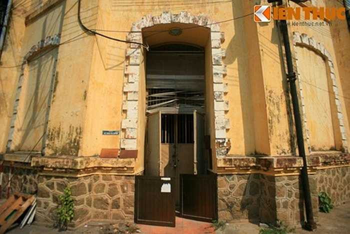 Chân tháp được ốp đá với một cổng vào.