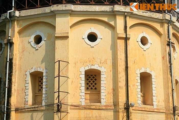 Các cửa sổ tầng hai. 