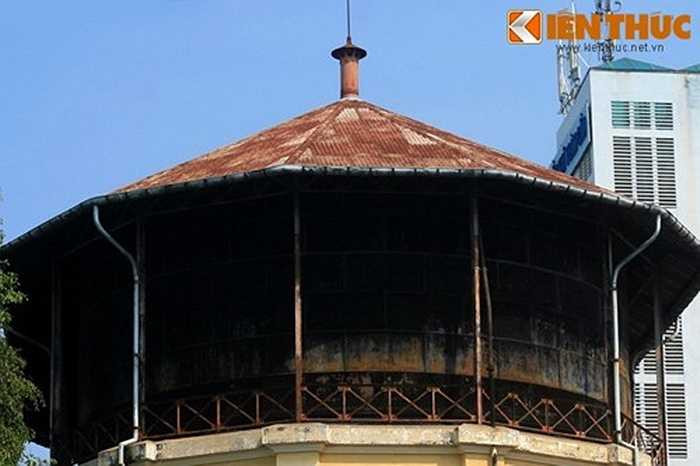 Bể chứa nước nằm dưới phần mái, có lan can bao quanh. 