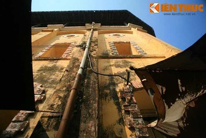 Dù chỉ nằm cách một địa điểm rất nổi tiếng của TP HCM là hồ Con Rùa khoảng 100m, nhưng rất ít người biết đến sự tồn tại của tháp nước cổ này.