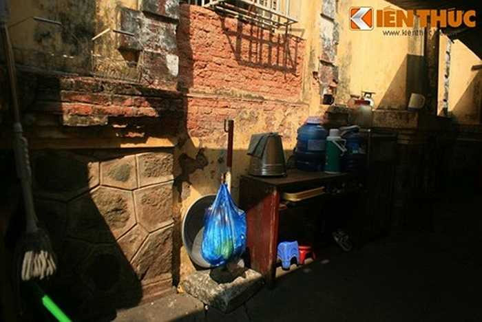 Hiện tại, một số hộ dân sống quanh tháp đang tận dụng chân tháp làm nơi sinh hoạt.