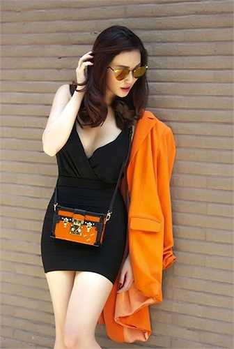 Khánh My khoe làn da trắng ngần với váy khoét sâu tông đen quyến rũ. 