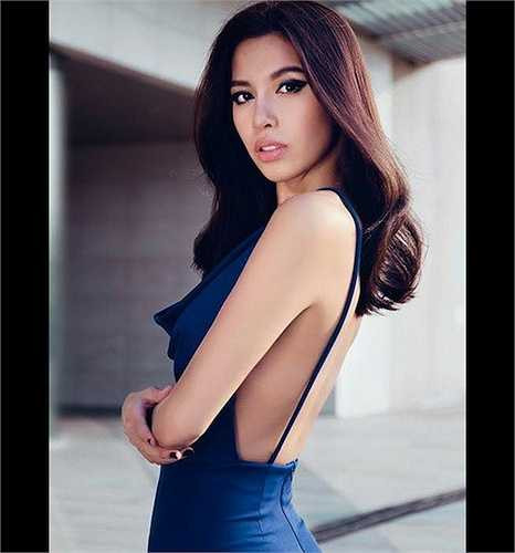 Minh Tú khoe trọn mảng lưng với váy 2 dây. 