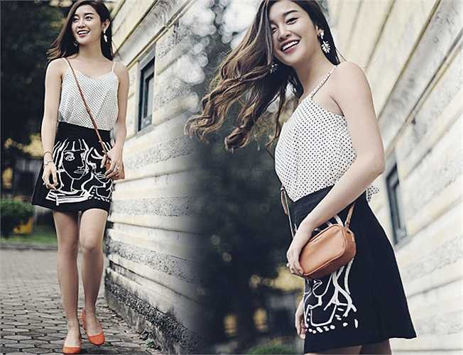 Á hậu Huyền My tươi tắn, rạng rỡ trên phố với váy ngắn, áo 2 dây. 