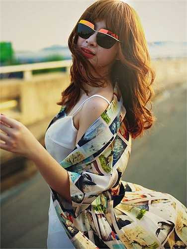 Hình ảnh dịu dàng, lạ lẫm của Angela Phương Trinh. 