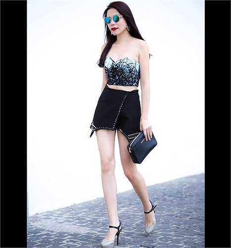 Thiết kế áo cúp ngực và váy ngắn tôn lên cặp chân dài và vòng eo nhỏ xíu của Kiwi Ngô Mai Trang dù vào thời điểm đó, cô đang mang bầu 5 tháng. 
