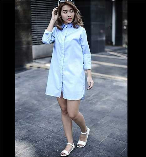 Khả Ngân cài áo kín mít nhưng lại diện mốt giấu quần gợi cảm. 