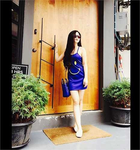 Nữ ca sỹ 9x sexy Hương Tràm xuống phố với váy 2 dây in họa tiết mặt cười. 