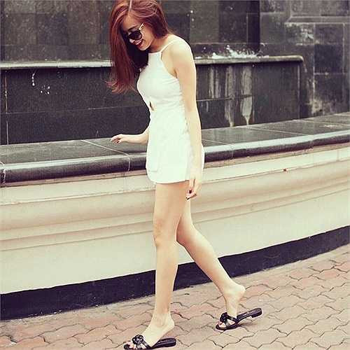 Người đẹp nhẹ nhõm, tươi trẻ với váy 2 dây trắng trong một bức ảnh khác. 
