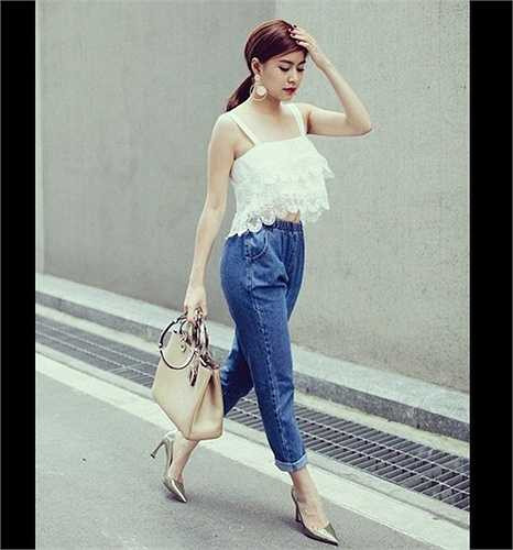 Thời trang đường phố gần đây của Hoàng Thùy Linh được đánh giá cao vì vừa rất gợi cảm, vừa không kém phần thanh lịch, sành điệu. 