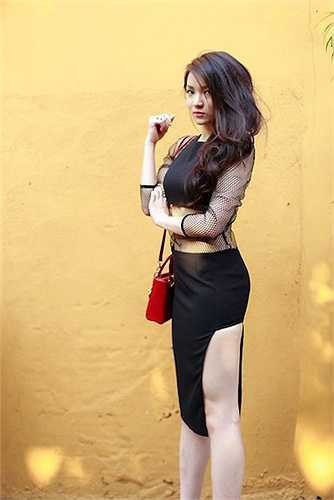 Thủy Top vô cùng gợi cảm với váy đáp ren lưới với thiết kế xẻ tà rất cao. 