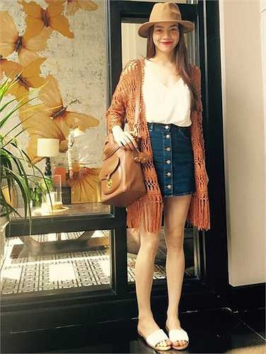 'Cây' áo 2 dây, váy jeans ngắn và cardigan móc mà Hà Hồ diện mới đây là một gợi ý hoàn hảo cho ngày hè. 