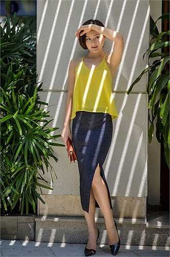 Nữ diễn viên Lan Phương hở ý nhị với áo 2 dây vàng và chân váy bút chì xẻ tà cao. (Nguồn: 24h)