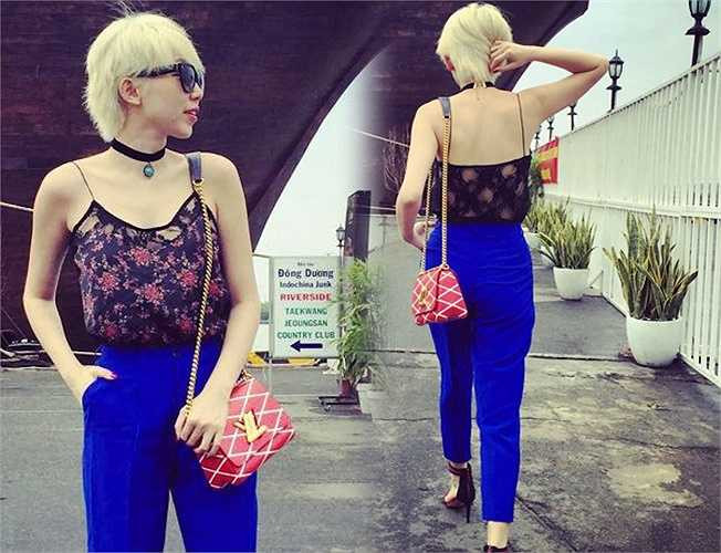 Nữ ca sỹ tóc bạch kim khoe làn da trắng với áo 2 dây hoa. 