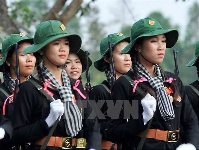 Nữ dân quân du kích miền Nam tham gia hợp luyện. (Ảnh: Trọng Đức/TTXVN)