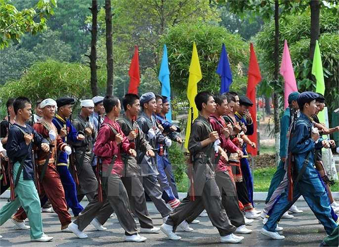 Khối nam du kích các dân tộc tham gia hợp luyện. (Ảnh: Trọng Đức/TTXVN)