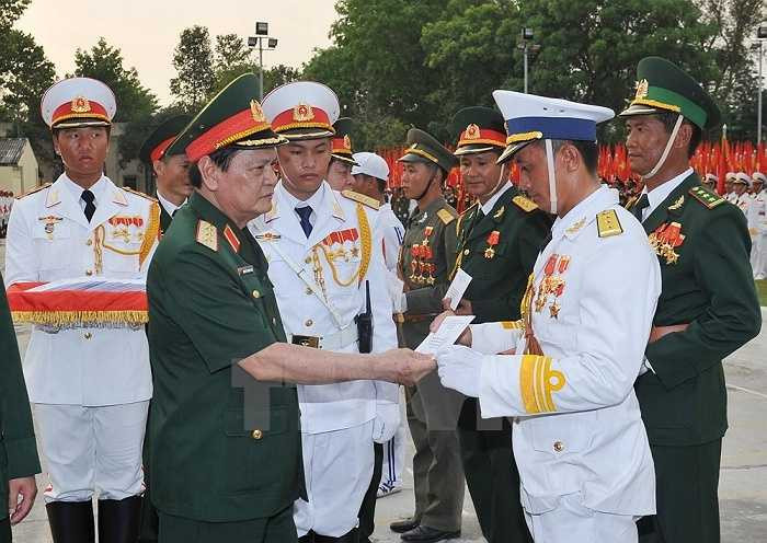 Thượng tướng Nguyễn Thành Cung, Ủy viên Trung ương Đảng, Thứ trưởng Bộ Quốc phòng thăm và tặng quà các đơn vị sau buổi hợp luyện. (Ảnh: Trọng Đức/TTXVN)