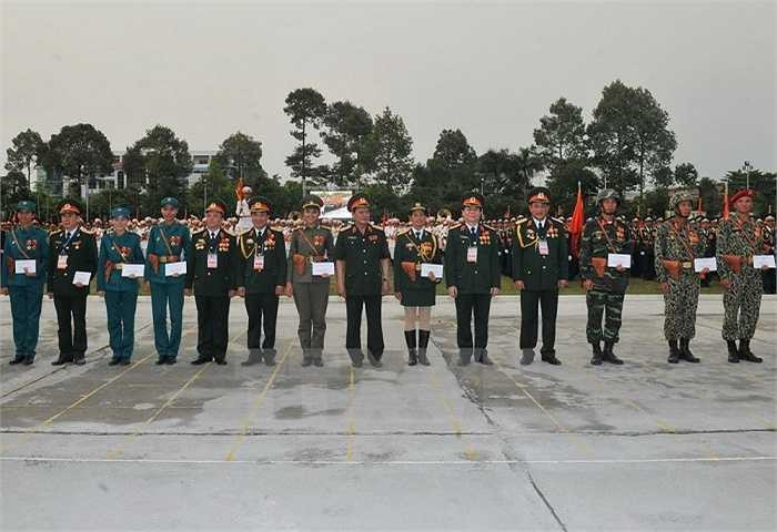 Thượng tướng Nguyễn Thành Cung, Ủy viên Trung ương Đảng, Thứ trưởng Bộ Quốc phòng thăm và tặng quà các đơn vị sau buổi hợp luyện. (Ảnh: Trọng Đức/TTXVN)