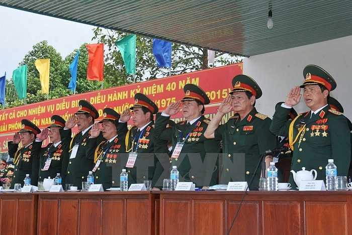 Các đồng chí lãnh đạo Bộ Quốc phòng dự và kiểm tra buổi hợp luyện. (Ảnh: Trọng Đức/TTXVN)