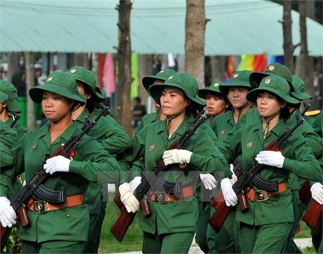 Lực lượng nữ Giải phóng quân miền Nam tham gia buổi hợp luyện. (Ảnh: Trọng Đức/TTXVN)