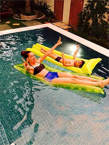 Hai mẹ con thoải mái nô đùa, tạo dáng.