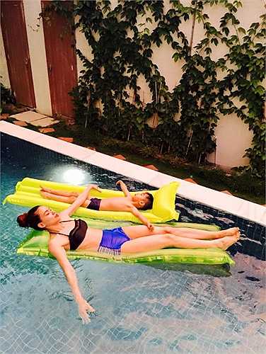 Hồ Ngọc Hà dành nhiều thời gian chăm sóc, chơi đùa cùng cậu con trai nhỏ bé.