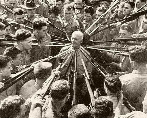 Tướng Anthony Joseph Drexel Biddle, chuyên gia chiến đấu trong giờ huấn luyện cho lính.