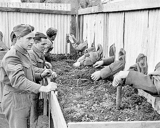 Kỹ sư hoàng gia được đào tạo để thăm dò các mỏ đất trong bóng tối.