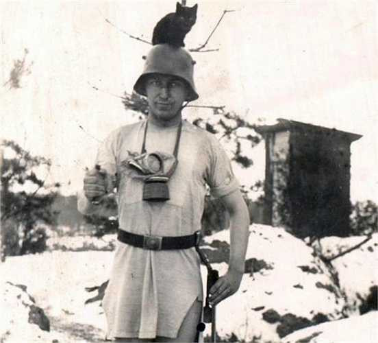 Một binh lính tạo dáng chụp ảnh điệu đà như thiếu nữ.