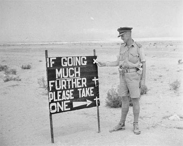 Biển cảnh báo khu vực nguy hiểm của quân đội Australia năm 1942 ghi:' Vui lòng cầm một cây thánh giá nếu bạn muốn đi xa hơn.'