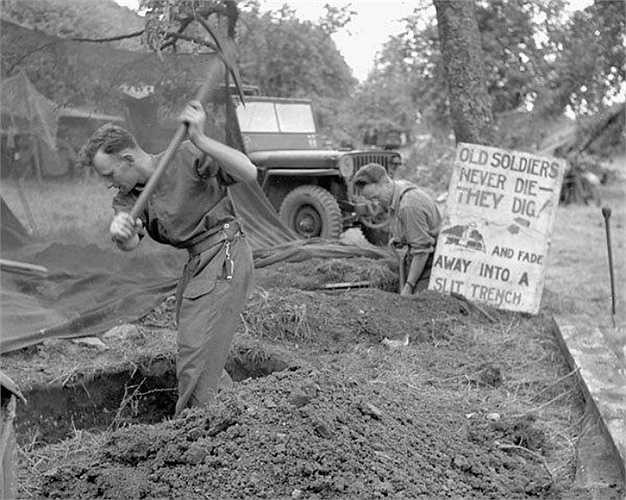 Khẩu hiệu của những người lính khi phải chôn cất đồng đội:' Những người lính không bao giờ chết, họ chỉ yên nghỉ trong những nấm mồ.'