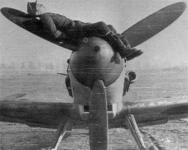 Ngủ trên cánh máy bay