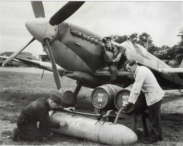 Một nhà máy bia đã tài trợ bia tươi cho quân lính đang chiến đấu tại Normandy. Họ buộc những thùng bia dưới cánh máy bay chiến đấu trong khi vận chuyển. Những thùng bia được ướp lạnh đến mức hoàn hảo.