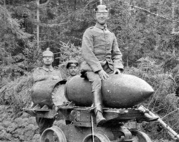 Binh lính đùa nghịch với những vũ khí nguy hiểm chết người.