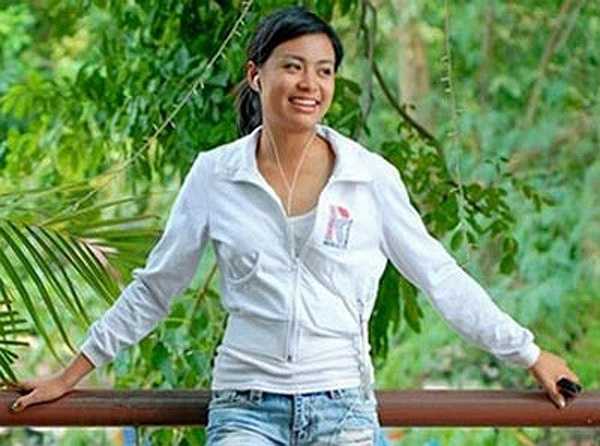 Khi đang là một nữ sinh trung học, Hoàng Thùy Linh là một hot girl khá có tiếng ở Hà Nội. Cô đã tham gia một sô phim truyền hình dài tập khác như Trò đùa của số phận (2005) của đạo diễn Huy Thuần, vai Lan trong Đi về phía mặt trời (2006) của đạo diễn Lưu Trọng Ninh.